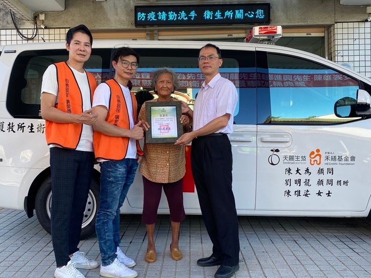 事業有成返鄉送愛 劉明龍偕家中長輩捐贈小琉球救護車